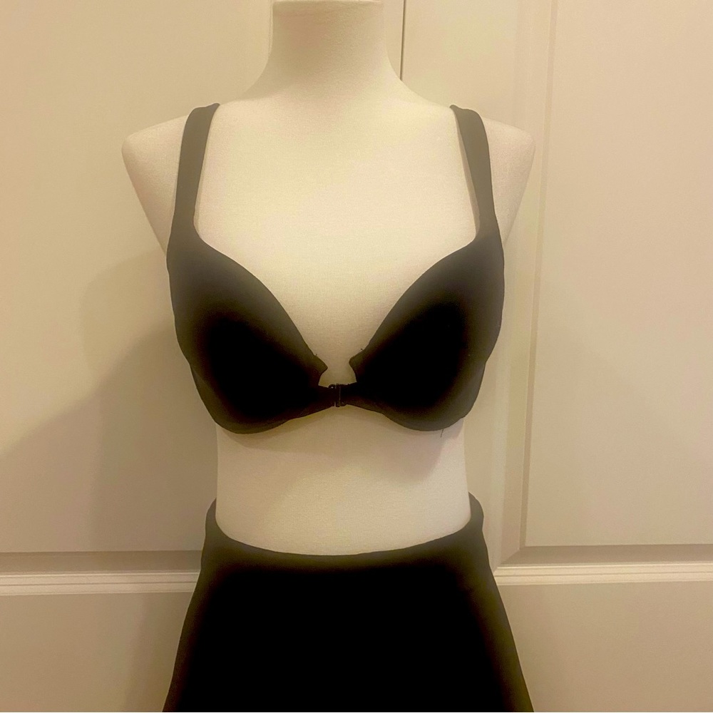 VICTORIA’S SECRET Black racer back cotton bra 34B underwire, front clasp